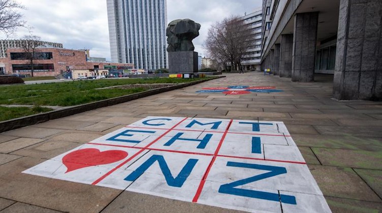 Eine Matrix mit den Buchstaben für «Chemnitz» ist hinter dem Karl-Marx-Monument zu sehen. Foto: Hendrik Schmidt/dpa-Zentralbild/ZB/Archivbild