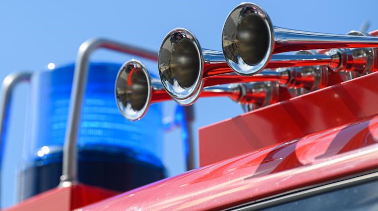 Blaulicht leuchtet an einer Feuerwehr mit Martinshorn. Foto: Robert Michael/dpa-Zentralbild/ZB/Symbolbild