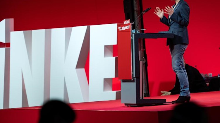 Katja Kipping spricht bei einem Parteitag der Linken. Foto: Bernd von Jutrczenka/dpa