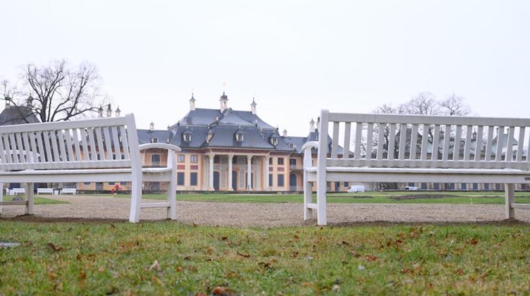 Bänke stehen im Schloss und Park Pillnitz vor dem Wasserpalais. Foto: Sebastian Kahnert/dpa-Zentralbild/dpa/Archivbild