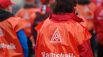Die Arbeiter beim Warnstreik. Foto: Klaus-Dietmar Gabbert/dpa-Zentralbild/dpa/Symbolbild