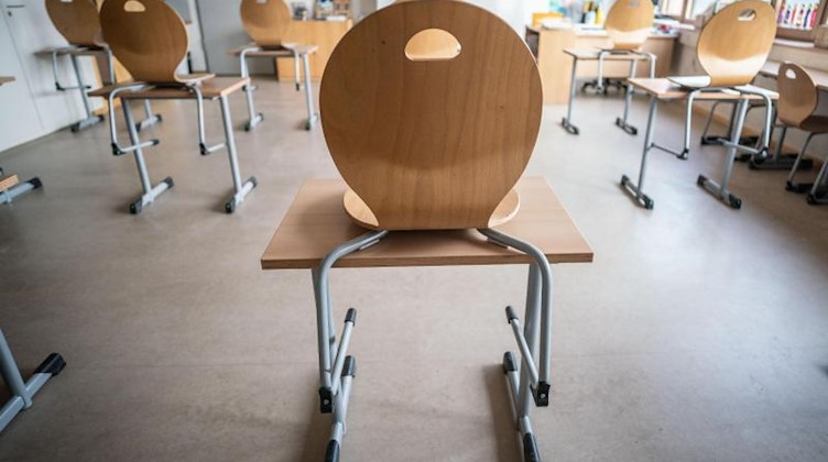 Mit Abstand sind Tische und Stühle in einem Klassenraum aufgestellt. Foto: Frank Rumpenhorst/dpa/Symbolbild