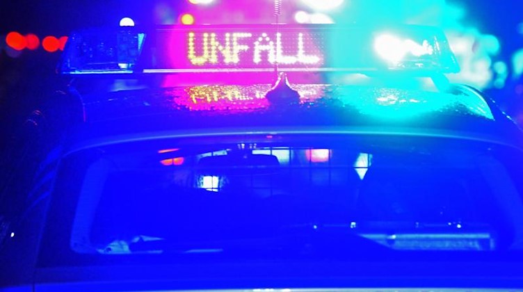 Der Schriftzug «Unfall» leuchtet an einem Streifenwagen. Foto: Stefan Puchner/dpa/Symbolbild