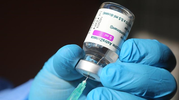 Im regionalen Impfzentrum wird eine Spritze mit dem Corona-Impfstoff von Astrazeneca aufgezogen. Foto: Matthias Bein/dpa-Zentralbild/dpa/Symbolbild