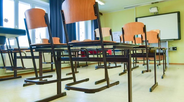In einem leeren Unterrichtsraum an einer Grundschule sind die Stühle auf einen Tisch gestellt. Foto: Patrick Pleul/dpa-Zentralbild/dpa/Symbolbild