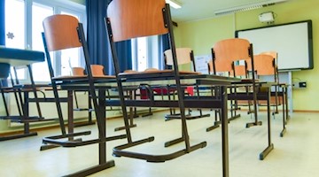 In einem leeren Unterrichtsraum an einer Grundschule sind die Stühle auf einen Tisch gestellt. Foto: Patrick Pleul/dpa-Zentralbild/dpa/Symbolbild