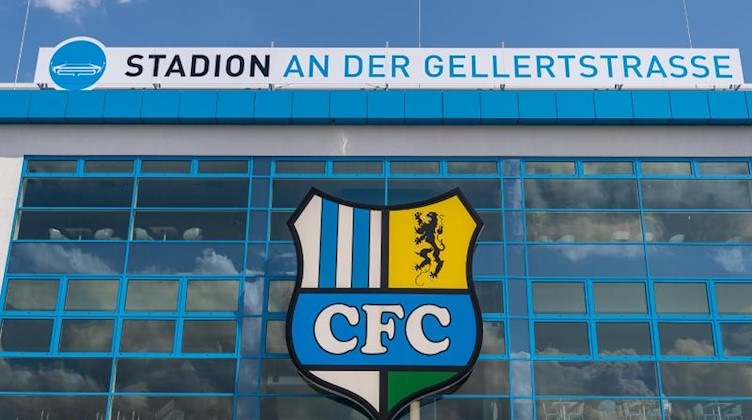 Das Logo des Chemnitzer FC am Stadion an der Gellertstraße. Foto: Robert Michael/dpa-Zentralbild/dpa/Archivbild