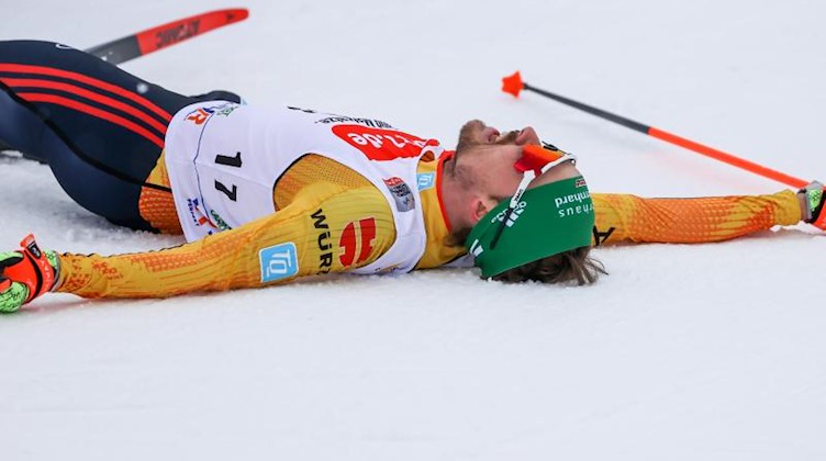 Fabian Rießle aus Deutschland liegt erschöpft im Ziel. Foto: Jan Woitas/dpa-Zentralbild/dpa