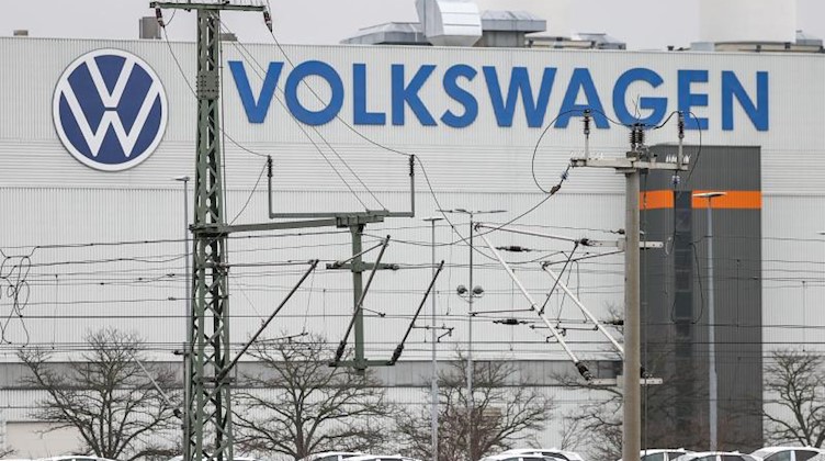 Züge mit Neufahrzeugen stehen vor dem Volkswagen-Werk in Zwickau. Foto: Jan Woitas/dpa-Zentralbild/dpa