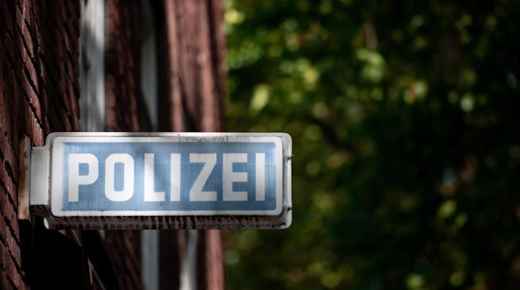 Ein Schild, auf dem «Polizei» steht, hängt an einer Wache. Foto: Fabian Strauch/dpa/Symbolbild
