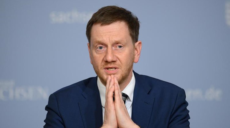 Sachsens Ministerpräsident Michael Kretschmer spricht während einer Pressekonferenz. Foto: Robert Michael/dpa-Zentralbild/dpa/archivbild