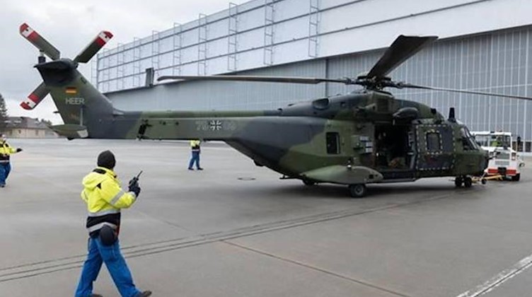 Das Einschleppen des ersten Hubschraubers NH90 zu den Elbe Flugzeugwerken in den Hangar in Dresden. Foto: ---/EFW/dpa