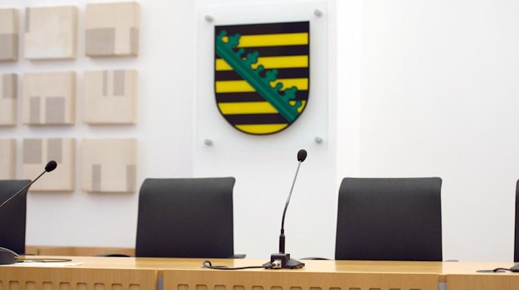 Ein Gerichtssaal im Sächsischen Oberverwaltungsgericht. Foto: Arno Burgi/dpa-Zentralbild/dpa/Archiv