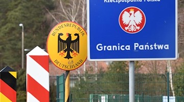 Deutsche und polnische Grenzpfähle stehen am Grenzübergang Ahlbeck auf Usedom. Foto: Stefan Sauer/dpa-Zentralbild/dpa