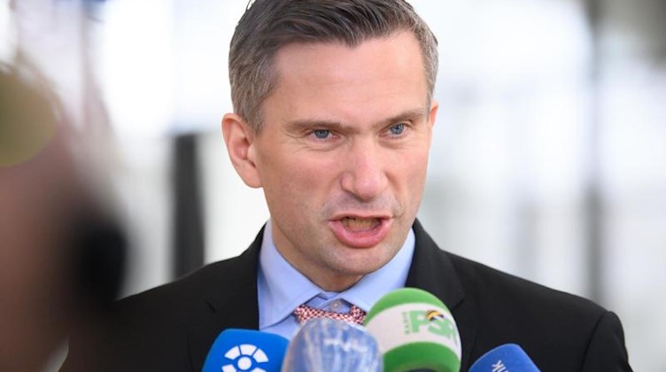 Der Wirtschaftsminister von Sachsen Martin Dulig gibt ein Presse-Statement ab. Foto: Robert Michael/dpa-Zentralbild/dpa