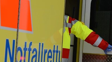 Ein Rettungsassistent steigt in einen Rettungswagen. Foto: Jens Kalaene/zb/dpa/Archivbild