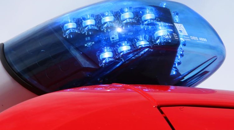 Ein leuchtendes LED-Blaulicht der Feuerwehr. Foto: Stephan Jansen/dpa/Symbolbild
