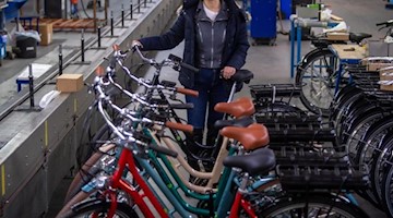 Die Geschäftsführerin der neu gegründeten Zweirad Union E-Mobility Tao Wang steht in der Produktion im Werk in Sangerhausen. Foto: Hendrik Schmidt/dpa-Zentralbild/dpa