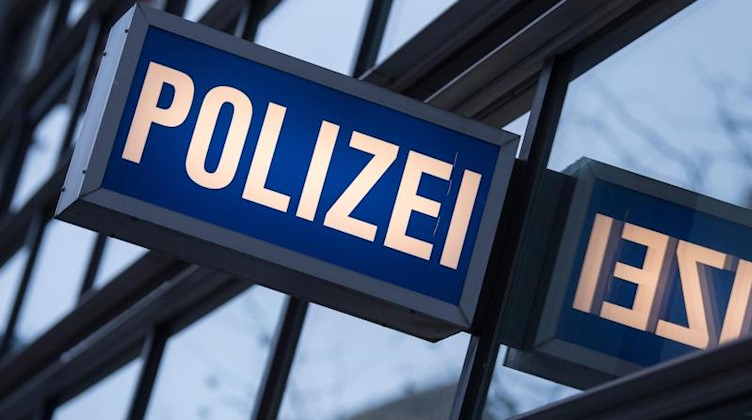 Der Schriftzug «Polizei» ist vor einem Polizeirevier zu sehen. Foto: Boris Roessler/dpa/Symbolbild