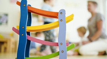 Eine Erzieherin spielt in einer Kita mit Kindern. Foto: Uwe Anspach/dpa/Symbolbild