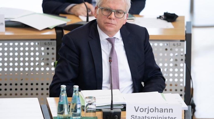 Sachsens Finanzminister Hartmut Vorjohann (CDU) an einer Landtagssitzung teil. Foto: Sebastian Kahnert/dpa-Zentralbild/dpa/Archivbild