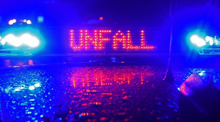 Blaulicht und der LED-Schriftzug «Unfall» auf dem Dach eines Polizeistreifenwagens. Foto: Stefan Puchner/dpa/Symbolbild