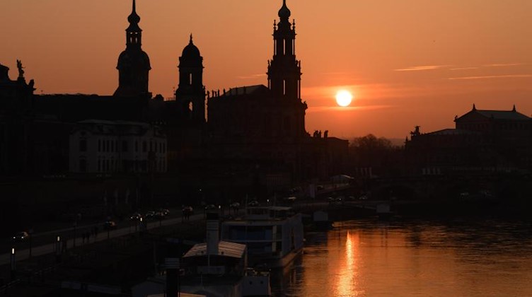Sonnenuntergang am Dresdner Elbufer. Foto: Sebastian Kahnert/dpa-Zentralbild/dpa