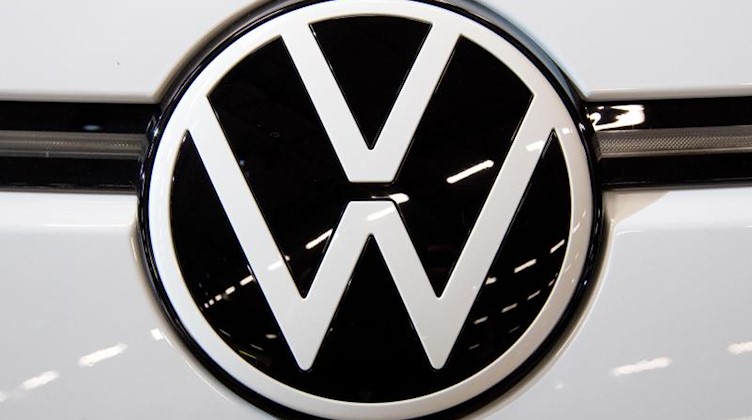 Das VW Logo prangt auf einem Auto. Foto: Julian Stratenschulte/dpa/Archivbild