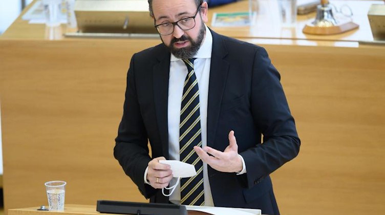 Sachsens Wissenschaftsminister Sebastian Gemkow spricht im Landtag zu den Abgeordneten. Foto: Sebastian Kahnert/dpa-Zentralbild/dpa/archivbild