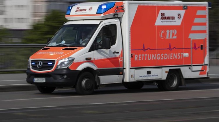 Mit eingeschaltetem Blaulicht ist ein Rettungswagen im Einsatz. Foto: Boris Roessler/dpa/Archivbild