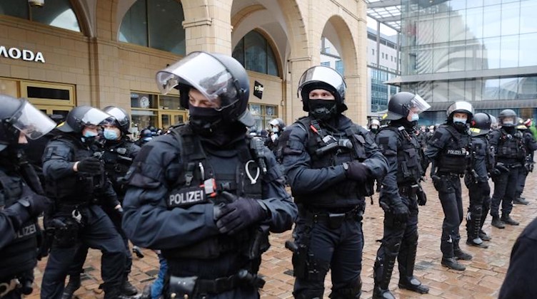 Polizisten sperren den Neumarkt. Foto: Sebastian Willnow/dpa-Zentralbild/dpa