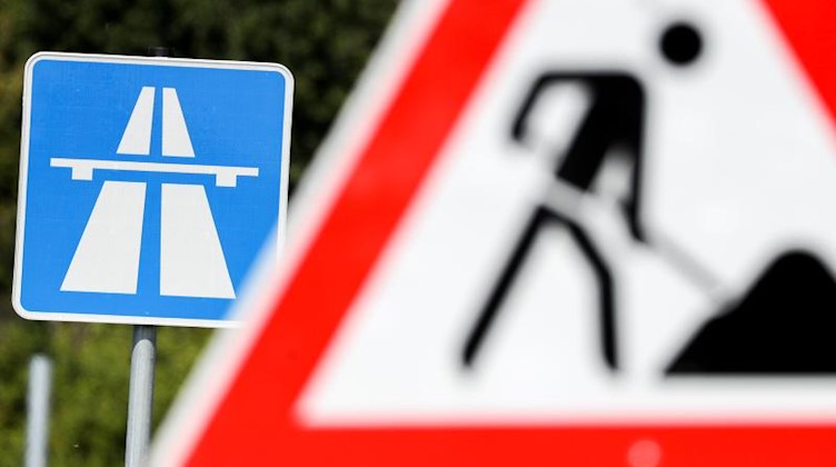 Ein Schild weist auf eine Baustelle auf einer Autobahn hin. Foto: Jan Woitas/zb/dpa/Symbolbild