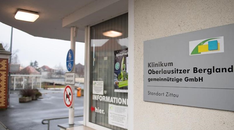 Der Haupteingang des Klinikum in Zittau. Foto: Sebastian Kahnert/dpa/Archivbild