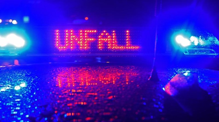 Polizei Blaulicht bei Unfallaufnahme. Foto: Stefan Puchner/dpa/Archivbild