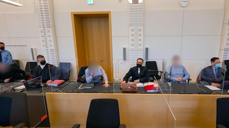 Die Angeklagten sitzen mit ihren Verteidigern zu Beginn des Prozesses in einem Gerichtssaal des Landgerichts Dresden. Foto: Matthias Rietschel/dpa-Zentralbild/dpa