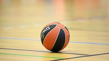 Ein Ball liegt auf einem Basketball-Spielfeld. Foto: Soeren Stache/dpa-Zentralbild/dpa/Symbolbild