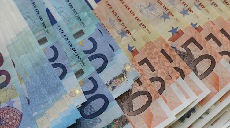 Euro-Geldscheine liegen auf einem Tisch. Foto: Bernd Wüstneck/dpa-Zentralbild/dpa/Symbolbild