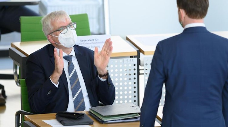 Der Finanzminister von Sachsen Hartmut Vorjohann (l) und der Ministerpräsident von Sachsen Michael Kretschmer sprechen vor Beginn der Debatte im Plenum. Foto: Sebastian Kahnert/dpa-Zentralbild/dpa