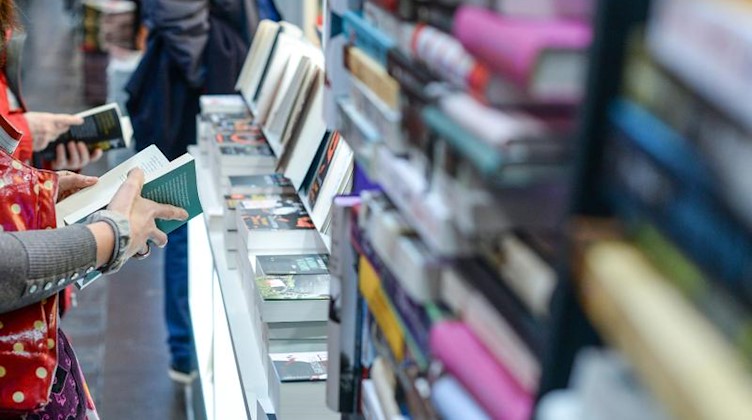 Bücher liegen am Stand eines Buchverlages in den Hallen auf der Leipziger Buchmesse. Foto: Jens Kalaene/dpa-Zentralbild/dpa/Archivbild