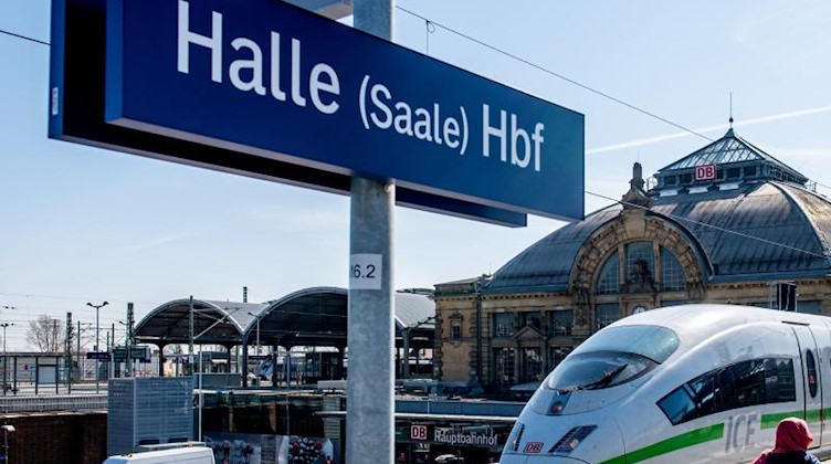 Ein ICE auf dem Weg nach Berlin hält im Hauptbahnhof in Halle/Saale. Foto: Hendrik Schmidt/dpa-Zentralbild/dpa
