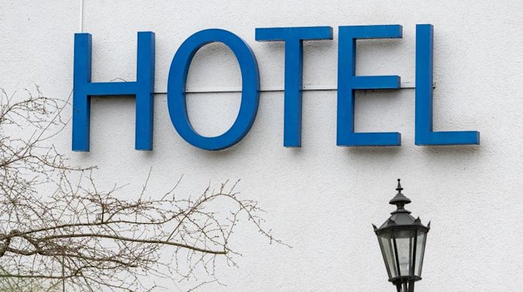 Der Schriftzug „Hotel“ steht an einem Gebäude. Foto: Armin Weigel/dpa/Symbolbild