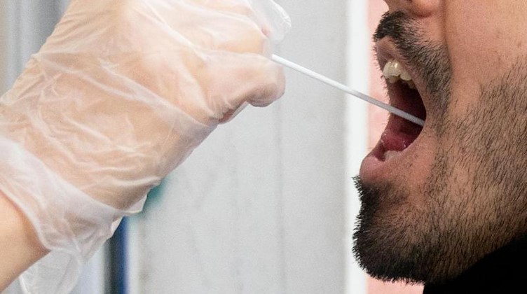 Ein Patient lässt vor einer Arztpraxis einen Abstrich machen. Foto: Kay Nietfeld/dpa/Symbolbild