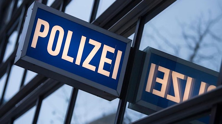 Der Schriftzug «Polizei» an einem Polizeirevier. Foto: Boris Roessler/dpa/Symbolbild
