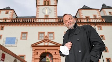 Dirk Neubauer (SPD), Bürgermeister der Kleinstadt, steht vor dem Schloss. Foto: Jan Woitas/dpa-Zentralbild/dpa