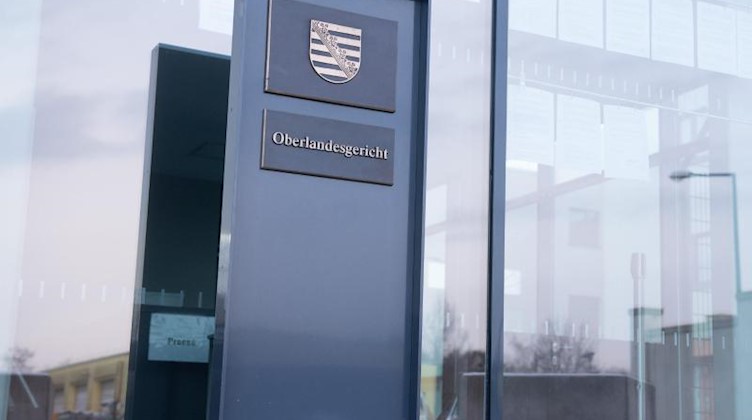 Der Eingangsbereich des Gerichtsgebäudes des Oberlandesgerichts Dresden. Foto: Sebastian Kahnert/dpa-Zentralbild/dpa/Archivbild