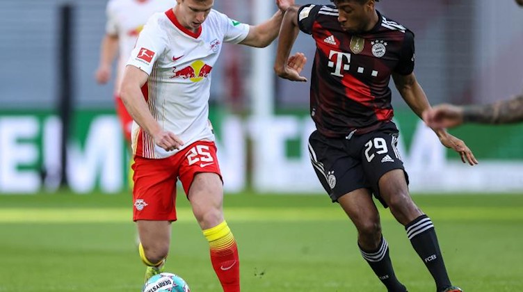 Leipzigs Mittelfeldspieler Dani Olmo und Münchens Mittelfeldspieler Kingsley Coman. Foto: Jan Woitas/dpa-Zentralbild/dpa