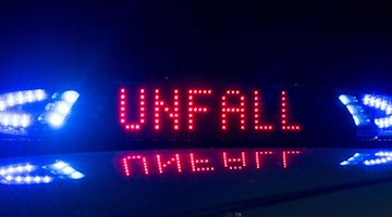 Der Schriftzug «Unfall» leuchtet an einem Streifenwagen. Foto: Monika Skolimowska/dpa-Zentralbild/ZB/Symbolbild