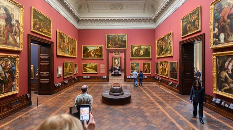 Besucher betrachten in der Gemäldegalerie Alte Meister Bilder. Foto: Robert Michael/dpa-Zentralbild/dpa/Archivbild