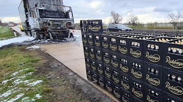 Etliche Kisten Bier und das Wrack eines Lastwagens stehen auf der Autobahn 14. Foto: Tobias Junghannß/dpa-Zentralbild/dpa