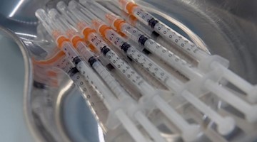 Aufgezogene Spritzen mit dem Biontech-Impfstoff. Foto: Paul Zinken/dpa-Zentralbild/dpa